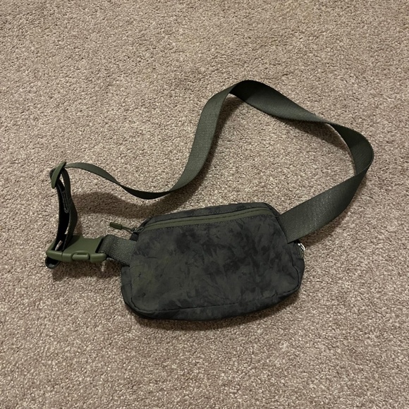 Lululemon Everywhere 1L Belt Bag in RARE Aquila Green Twill Multi - Picture 3 of 8